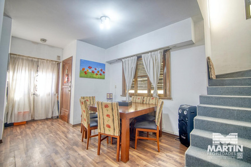 Casa 6 Ambientes, 7 Cuadras De Av. Maipú, Suite, Toilette, Play, Cochera Y Jardín.