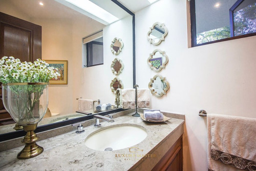 Casa En Venta En Valle Real Frente A Parque