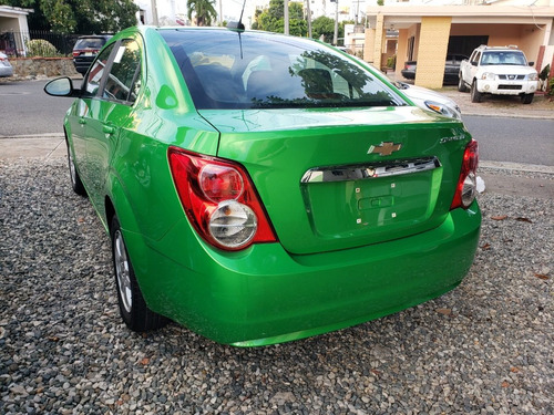 Imagen 6 de 7 de Chevrolet Sonic 2016 Verde