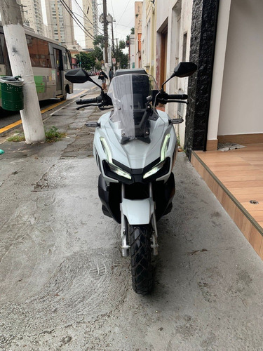 Imagem 2 de 8 de Honda Adv