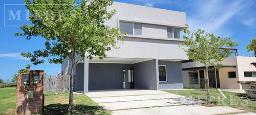 Casa En Venta En Puertos  Barrio Araucarias