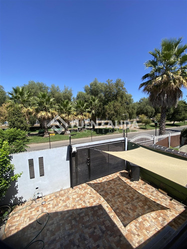 Casa En Venta De 4 Dorm. En Maipú