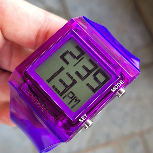 Relógio Digital Mondaine Twist Roxo 94410l0mcnp1 Fundo Cinza