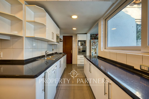 Casa Chilena En Sector Residencial, Cercana A Cole...
