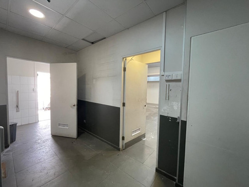 Local Comercial Con Estacionamiento A Pasos Portal Ñuñoa