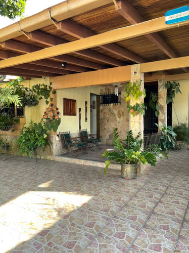 Global Vende Casa Quinta Mas Anexo. Independientes Ubicados  En Urbanización Carialinda, Naguanagua.