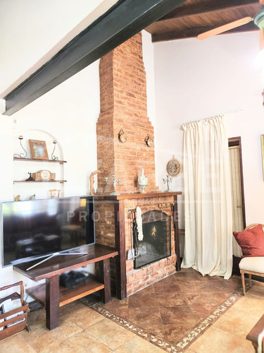 Distinguida Casa En Barrio Centro