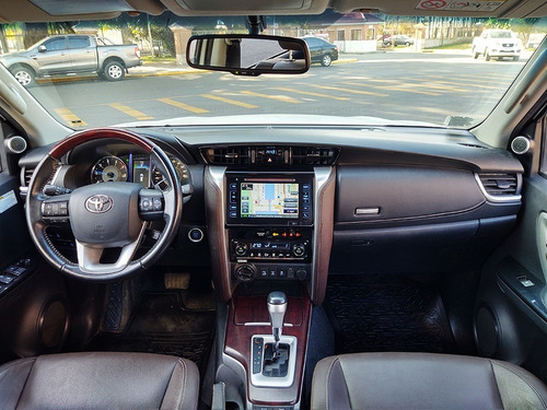 Imagen 23 de 25 de Toyota Hilux Sw4 2016 Srx 4x4 At 7 Asientos Abasto Motors