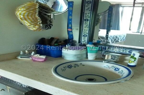 En Venta Casa Varios Niveles Ubicada En Buena Zona Del Hatillo 24-28093