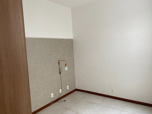 Bairro Peixoto Copacabana, Isenção De Iptu, Sala, 2q, Banheiro, Dependências De Empregada E Vaga De Garagem - Nada A Fazer, Entrar E Morar!