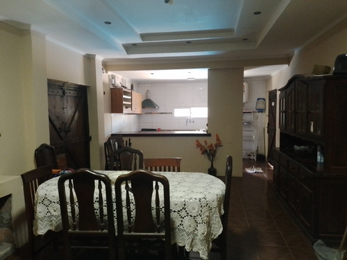 Vendo Casa : 2 Dormitorios ,baño , Living ,cocina Comedor .