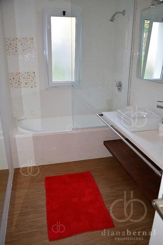 Imagen 10 de 16 de Moderna Casa A Pasos De Playa Mansa