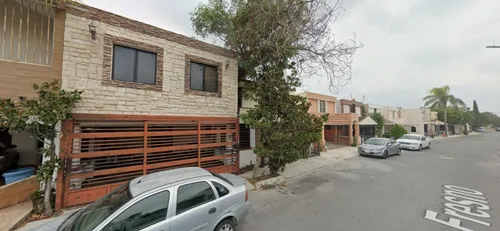 Casa De Dos Niveles Con Amplia Cochera