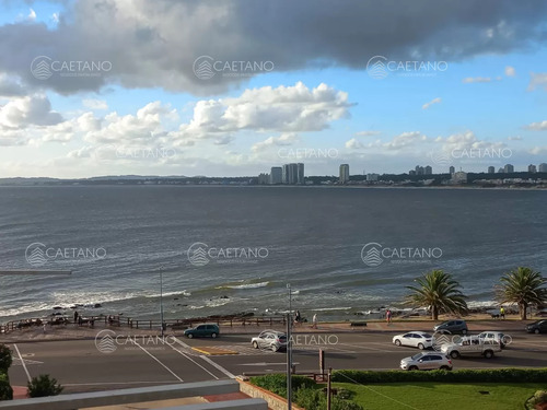 Vende Apartamento En Peninsula, 2 Dormitorios Más Servicio. Vista Al Mar. Punta Del Este 