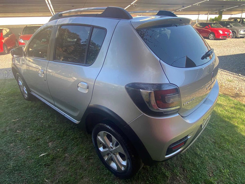 Imagen 4 de 8 de Renault Sandero Stepway 2015 1.6 Privilege Nav 105cv
