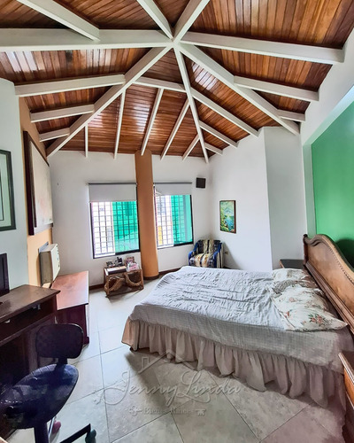 Venta Bella Casa 543 M² En Urb. Andrés Bello, Maracay