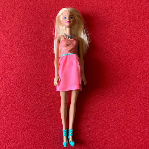 Barbie Básica Loira Vestido Rosa Sapato Azul