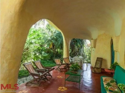 Encantador Lugar, Con Un Diseño Artístico(mls#238626)
