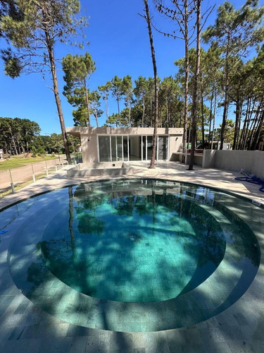 Casa En Venta - 4 Dormitorios 4 Baños - Cochera - 1.300mts2 - Pinamar
