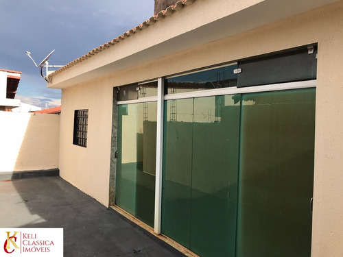 Imagem 14 de 19 de Casa Disponível Para Venda: Possui Dois Quartos, Um Banheiro, Sala, Cozinha E Garagem. A Edícula Possui Um Quarto, Um Banheiro, Cozinha E Quintal. - Ca00355 - 70750500