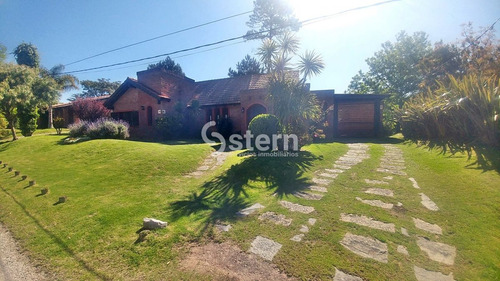 Imagen 3 de 28 de Hermosa Casa En Zona Residencial Cerca De Colegios. 3 Dormitorios. 2 Baños.