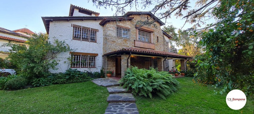 Venta Casa En Acasusso, San Isidro Sobre Terreno De 1300m2 A Metros De Libertador