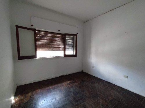 Alquiler De Importante Inmueble Para Oficinas, Consultorios O Estudios. Apto Profesional