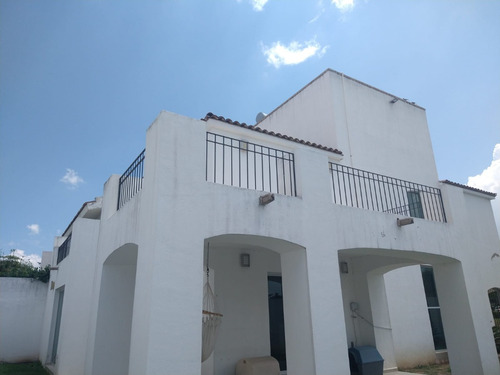 Venta  De Casa En Punta Del Este, León Gto, En Dos Terrenos, Con Amplio Jardín Y Frenta A Área Verde