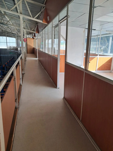 Bodega Equipada Con Racks, Oficinas , Sala De Reuniones