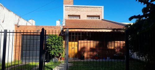 Casa En Venta, Con Lote De 500m2, San Carlos. - La Plata.