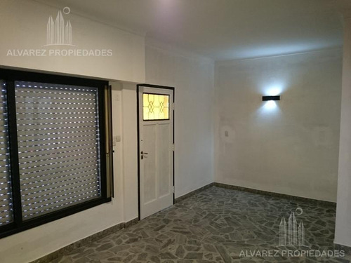 Imagen 2 de 10 de Casa Ph 2 Ambientes Venta Castelar Centro