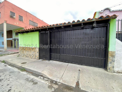 Amplia Y Moderna Casa En Venta Centro De Barquisimeto. Calle 33 / 24-23829 As-a