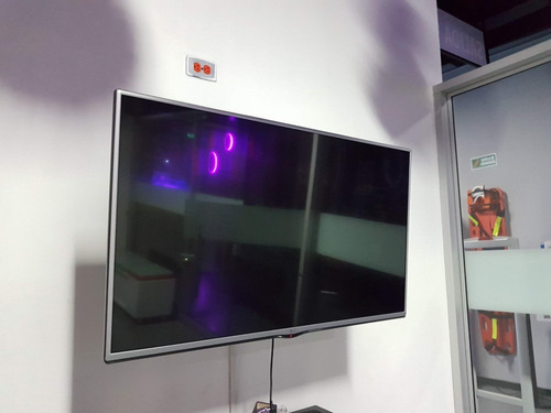 Imagen 1 de 2 de Tv LG Smart 42 Poco Uso- Con Base De Pared Para Retirar