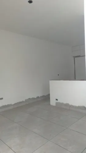 Casa 2 Dormitórios Em Bairro Residencial, Próximo A Comércios, Escolas, Transportes E Muito Mais!
