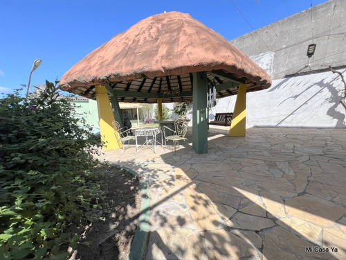 Venta De Gran Casa Padrón Único En San Ramón, Sobre Avenida Principal, Con Piscina, Garage Para 3 Vehículos, 4 Dormitorios, 2 Baños, Barbacoa, Quincho, Ideal Familia Numerosa, Empresa O Clínica, Divin