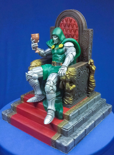 Dr. Doom No Trono. Em Resina 12k. Tinta Importada.