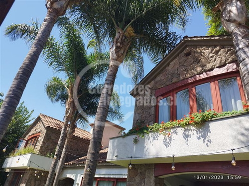 Casa En Venta De 6 Dorm. En La Reina