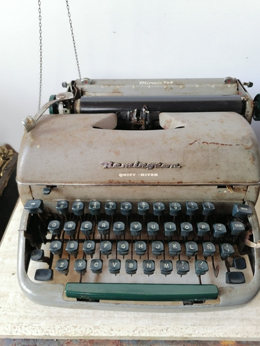 Antigua Máquina De Escribir Remington Rand Quiet Riter. 