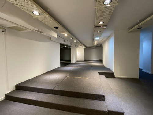Importante Edificio Para Entrar Sobre Peatonal Sarandi