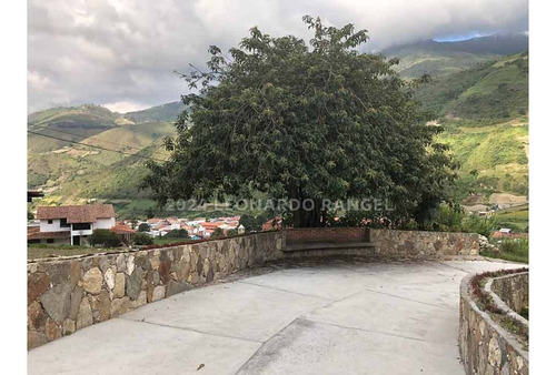 Se Vende Townhouse De 238 M² En Timotes, Mérida.
