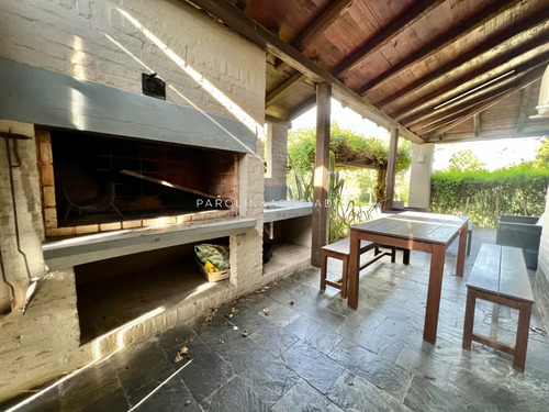 Casa En Venta De 2 Dormitorios En Barrio Privado Parque Pinares, Punta Del Este.