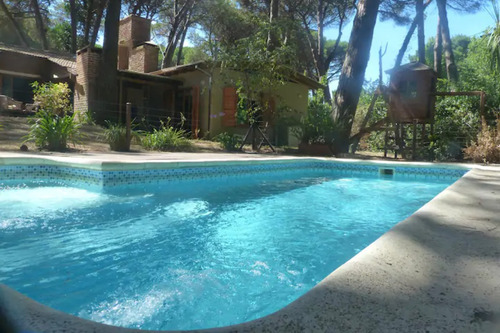 Imagen 2 de 14 de Casa En El Bosque De Cariló Con Piscina Climatizada