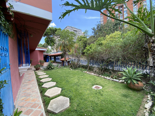 Se Vende Casa 630m2. 4h + S/5b + S/4p. Santa Paula.