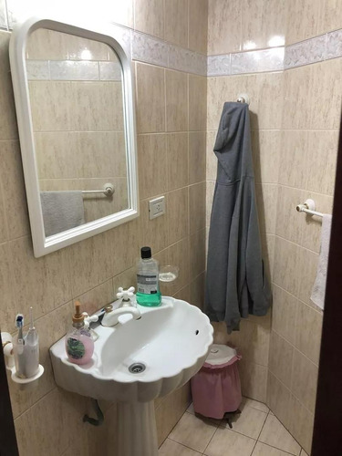 Casa En Venta - 4 Dormitorios 5 Baños - Cochera - 250mts2 - Lomas De Zamora