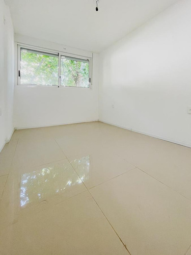 Venta Con Renta Apartamento De 2 Dormitorios Con Terraza En Tres Cruces