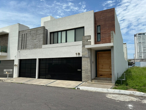 Casa En Venta En Costa De Oro, 4 Recámaras Cada Una Con Baño, Una De Ellas En Planta Baja, Alberca Y Jardín En Boca Del Río, Veracruz