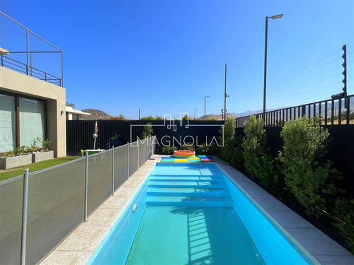 Casa En Venta De 5 Dorm. Mas Servicio En Chamisero