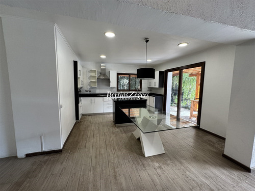 Casa En Venta De 4 Dorm. En Lo Barnechea Arrayan Rio