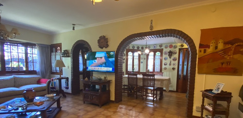 Venta Casa Hurlingham Iglesia 4 Dorm Jardín Quincho Pileta