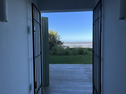 Casa En La Playa Primera Linea Del Mar. La Barra Punta Del Este.
